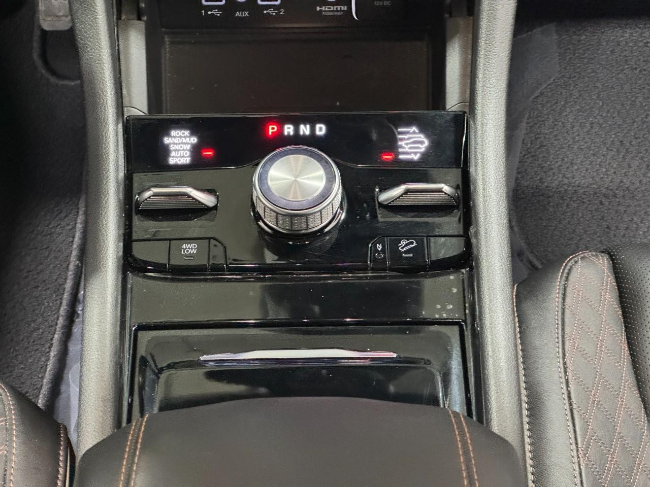 Jeep Grand Cherokee L Vehicle Full-screen Gallery Image 19