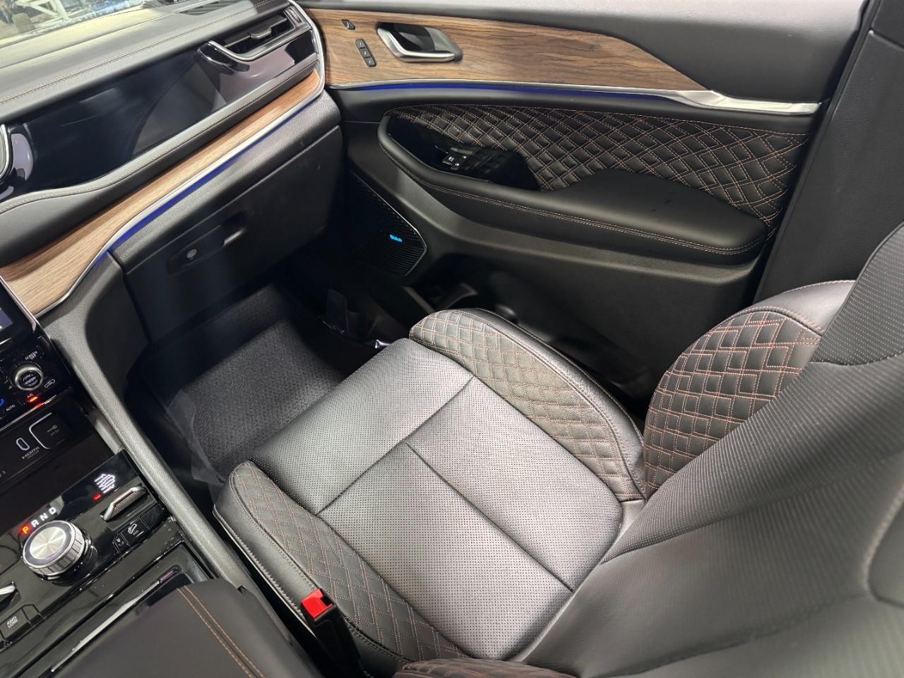 Jeep Grand Cherokee L Vehicle Full-screen Gallery Image 20