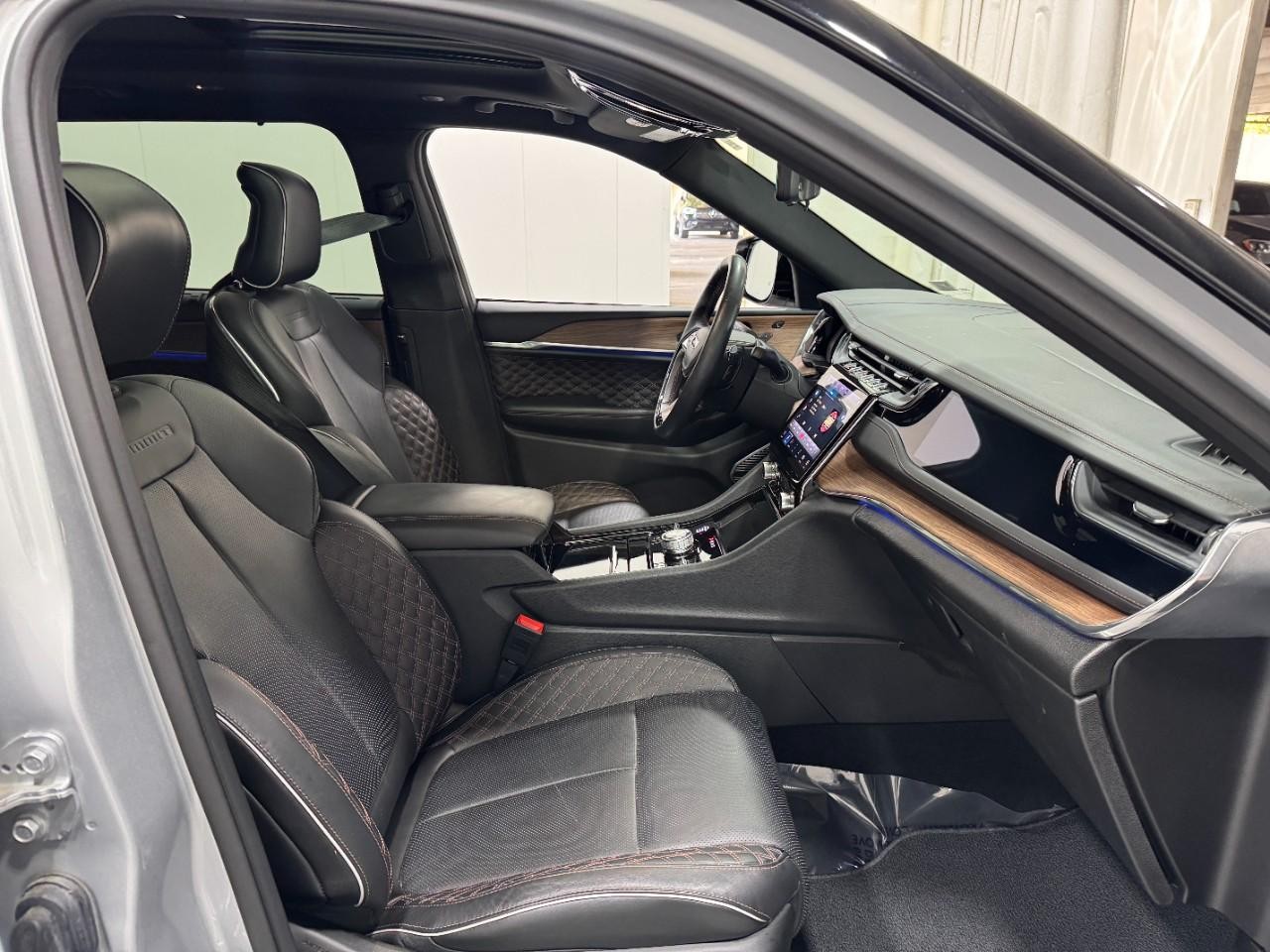 Jeep Grand Cherokee L Vehicle Full-screen Gallery Image 21