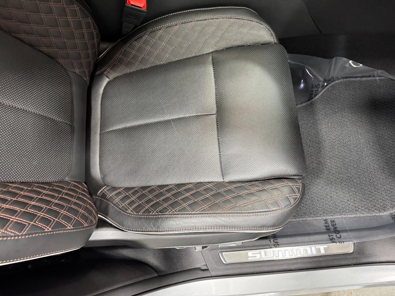 Jeep Grand Cherokee L Vehicle Full-screen Gallery Image 22