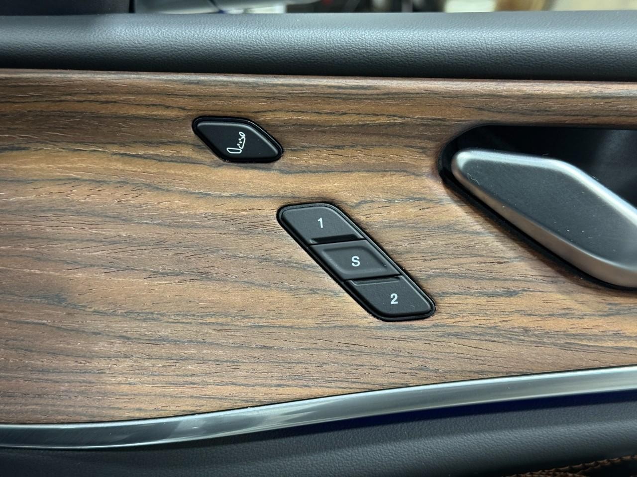 Jeep Grand Cherokee L Vehicle Full-screen Gallery Image 24