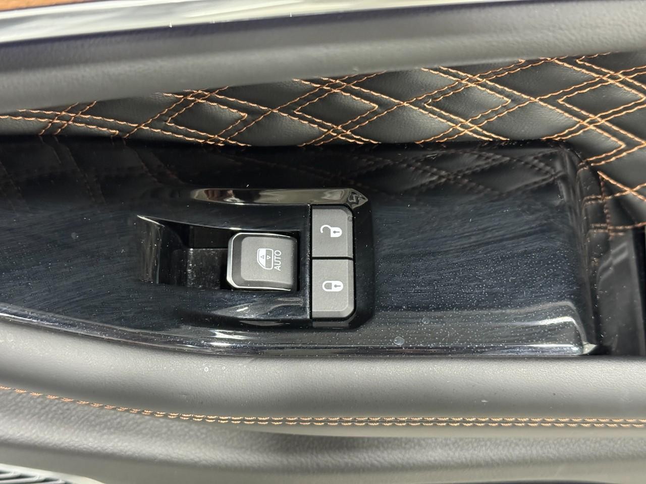 Jeep Grand Cherokee L Vehicle Full-screen Gallery Image 25