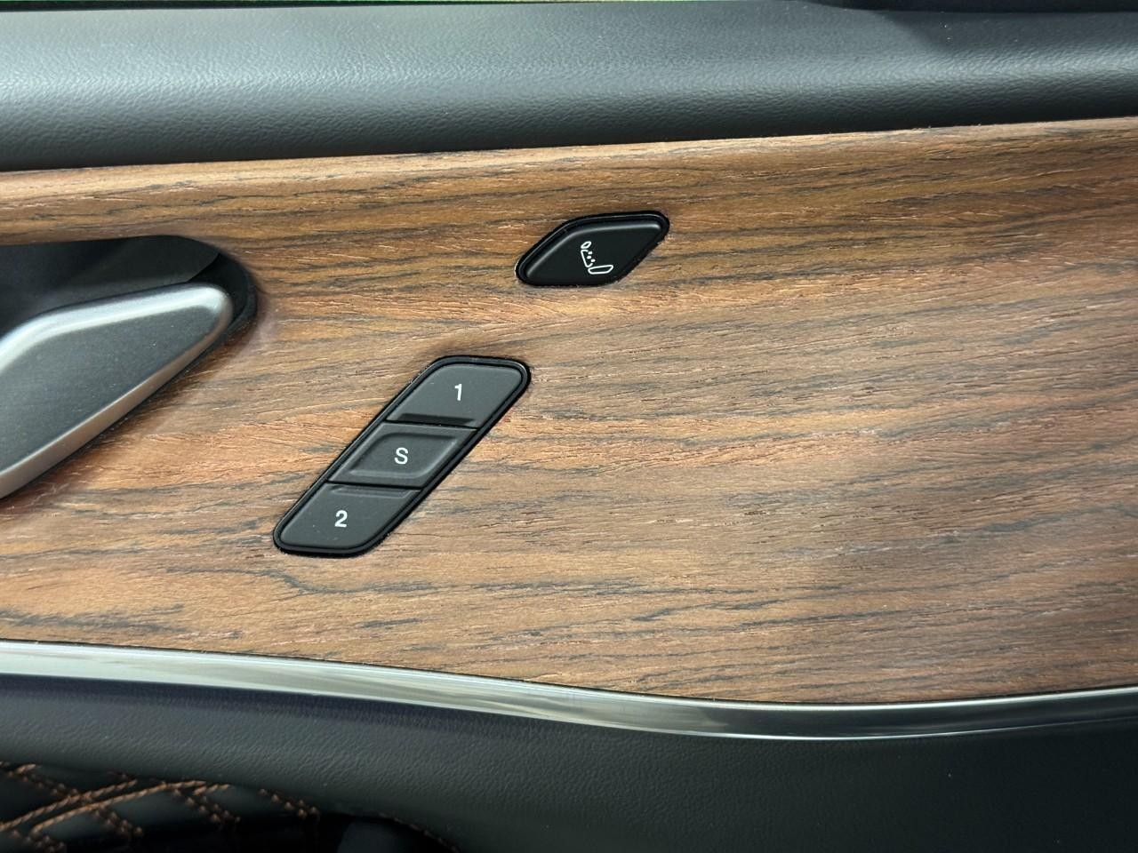 Jeep Grand Cherokee L Vehicle Full-screen Gallery Image 26