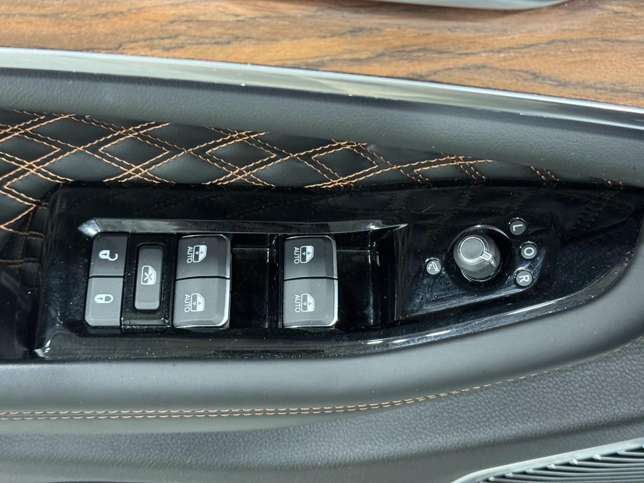 Jeep Grand Cherokee L Vehicle Full-screen Gallery Image 27