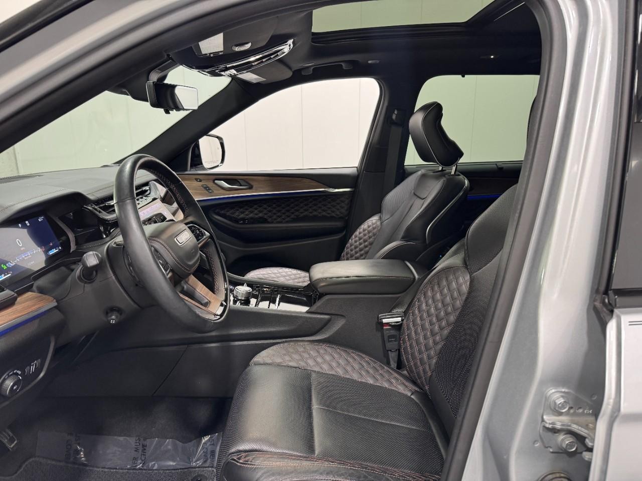 Jeep Grand Cherokee L Vehicle Full-screen Gallery Image 29