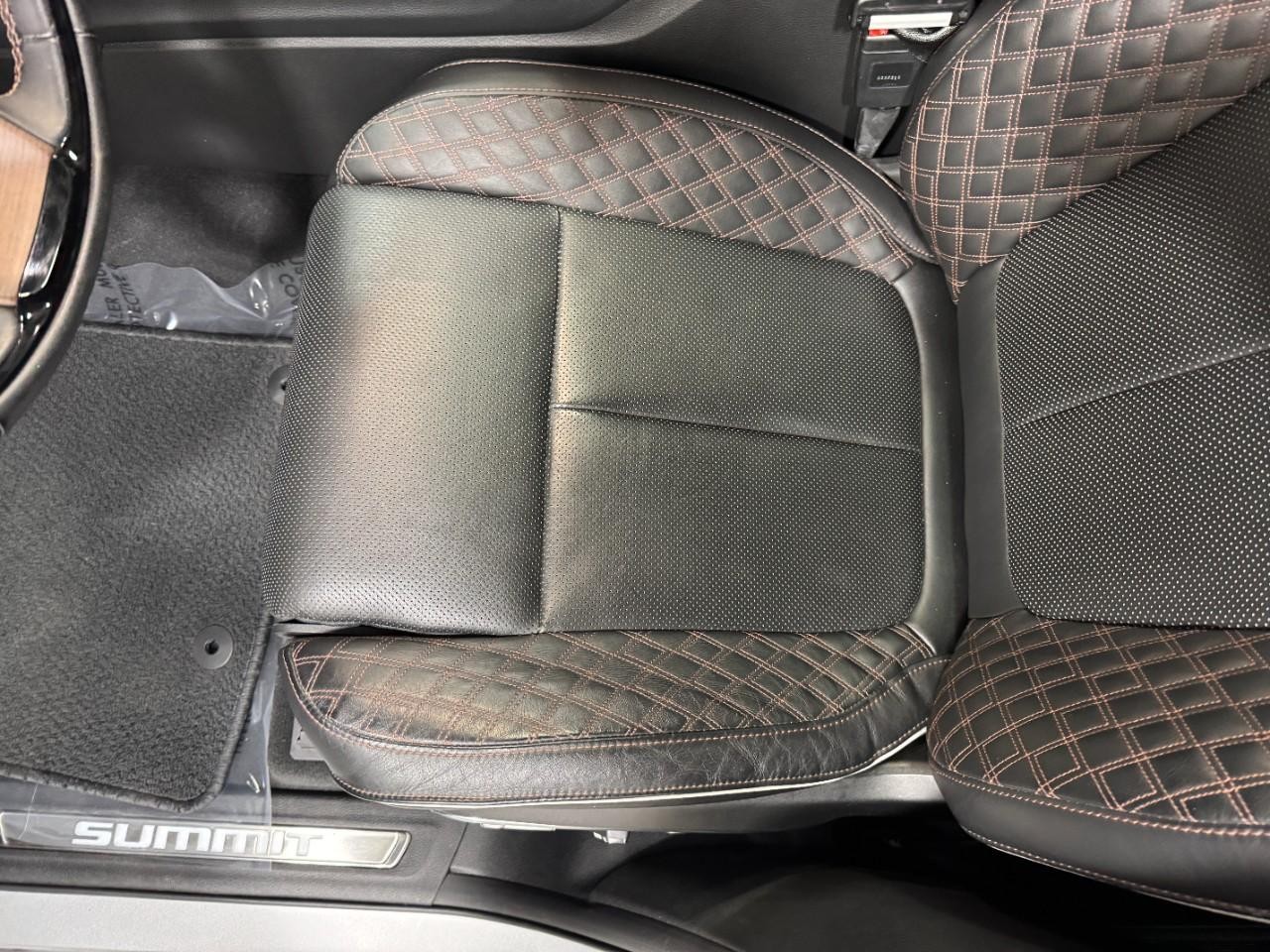 Jeep Grand Cherokee L Vehicle Full-screen Gallery Image 30