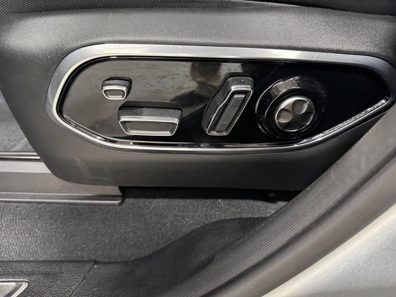 Jeep Grand Cherokee L Vehicle Full-screen Gallery Image 31