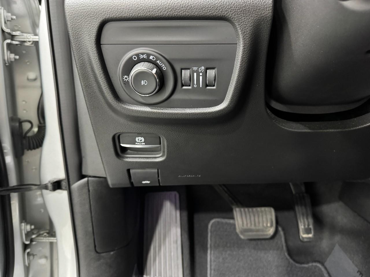 Jeep Grand Cherokee L Vehicle Full-screen Gallery Image 32