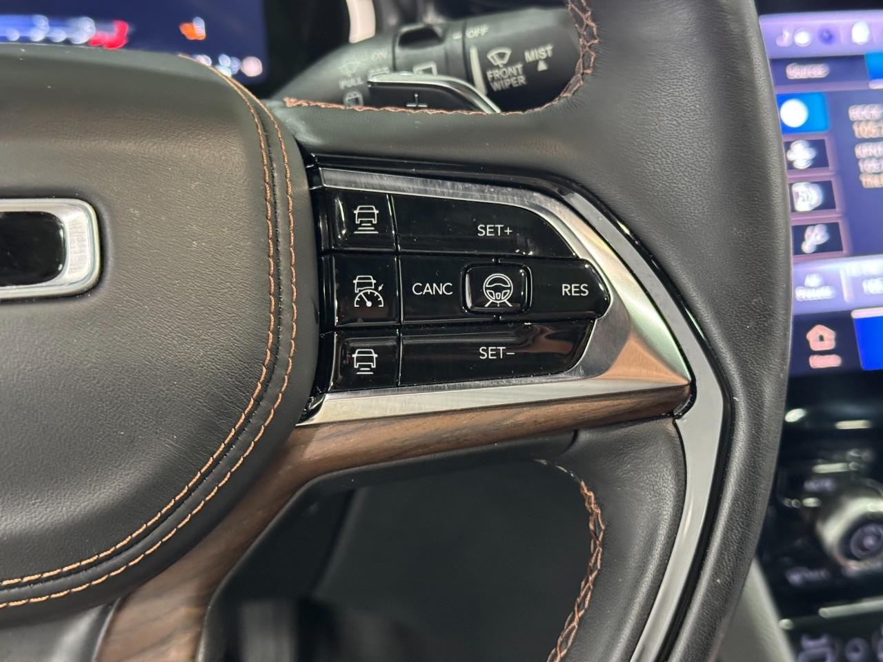 Jeep Grand Cherokee L Vehicle Full-screen Gallery Image 34