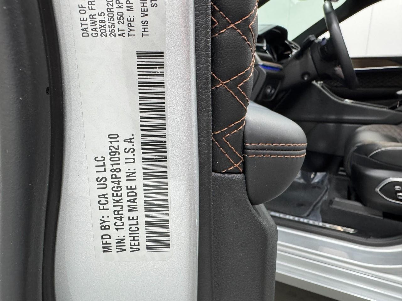 Jeep Grand Cherokee L Vehicle Full-screen Gallery Image 37