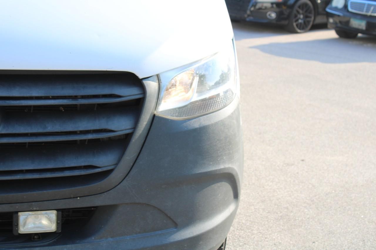 Mercedes-Benz Sprinter Cargo Van Vehicle Full-screen Gallery Image 9