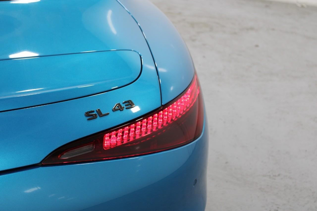 Mercedes-Benz SL Vehicle Full-screen Gallery Image 14