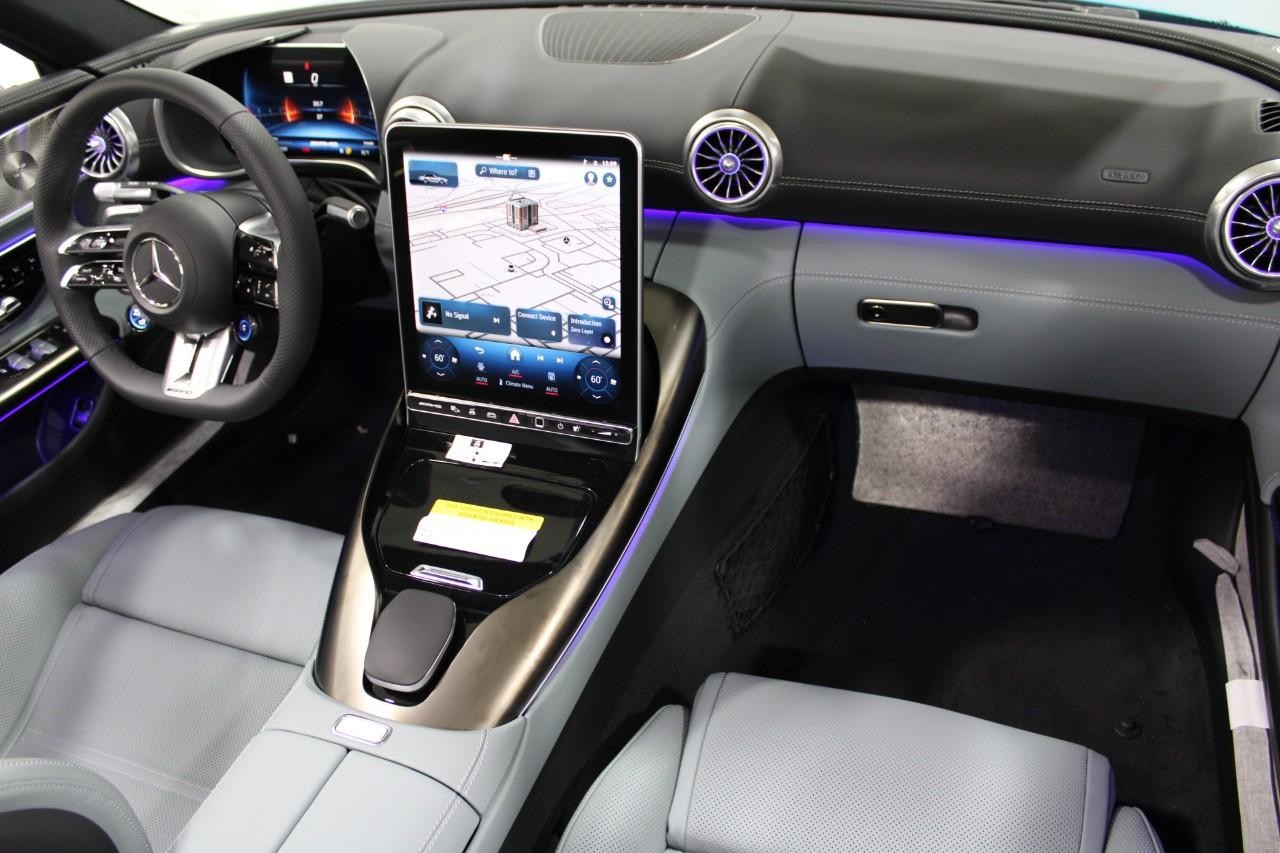 Mercedes-Benz SL Vehicle Full-screen Gallery Image 16