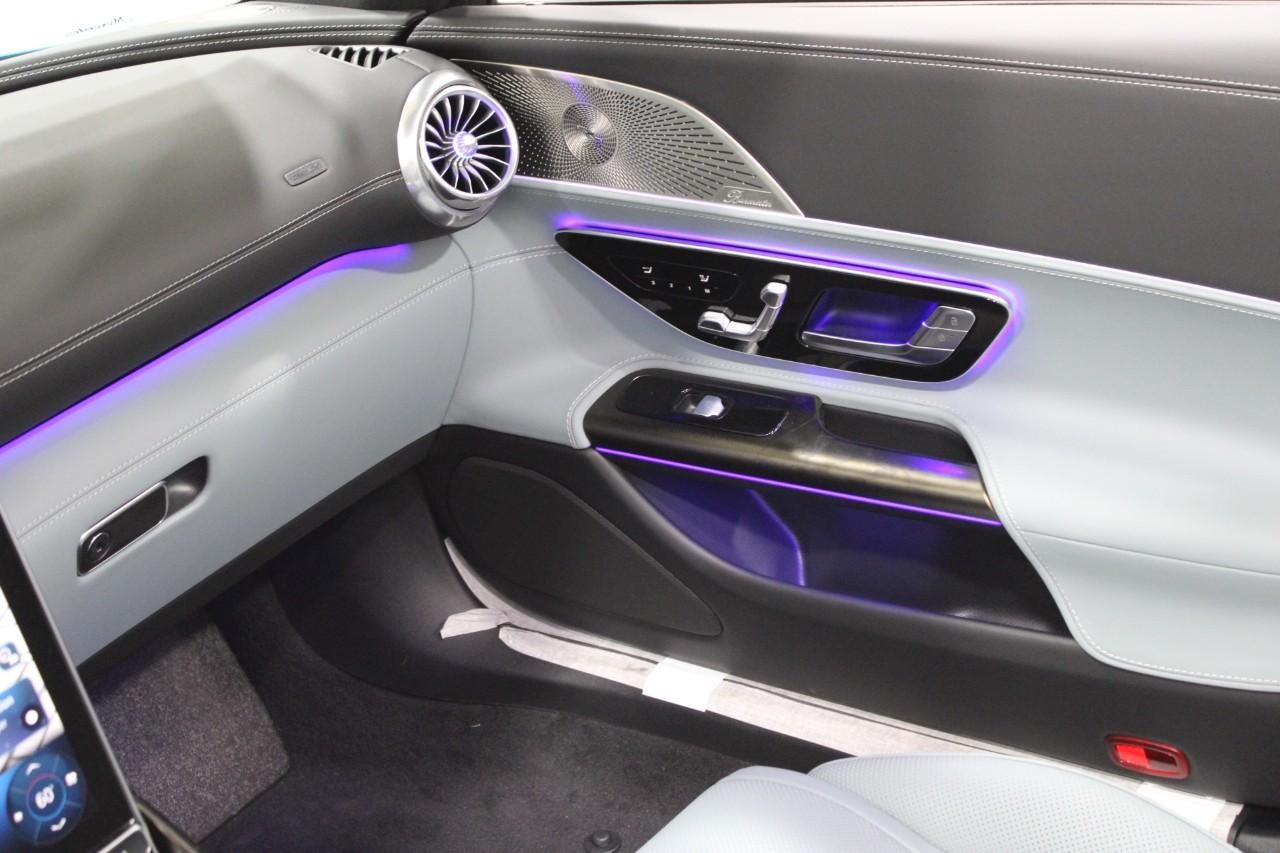 Mercedes-Benz SL Vehicle Full-screen Gallery Image 17