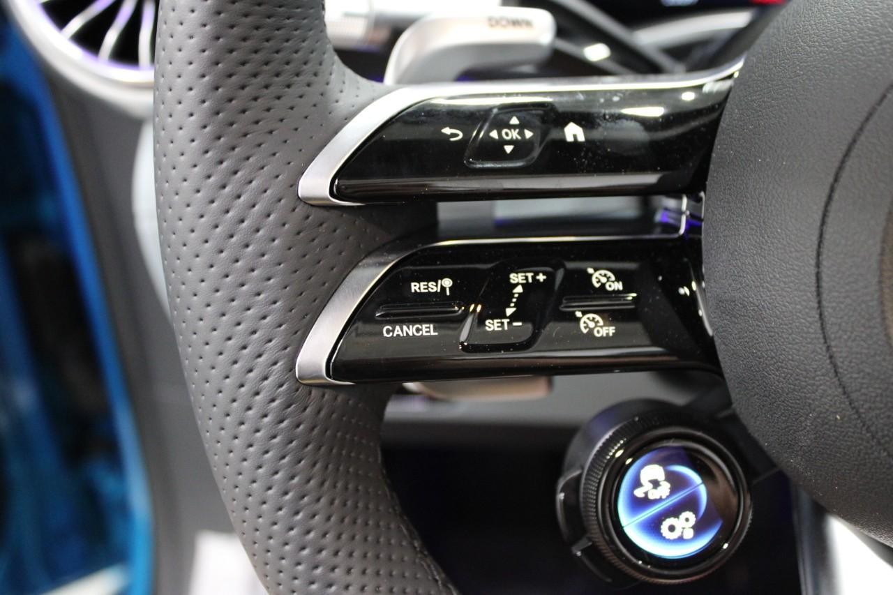 Mercedes-Benz SL Vehicle Full-screen Gallery Image 20