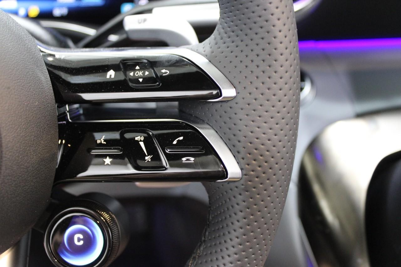 Mercedes-Benz SL Vehicle Full-screen Gallery Image 22