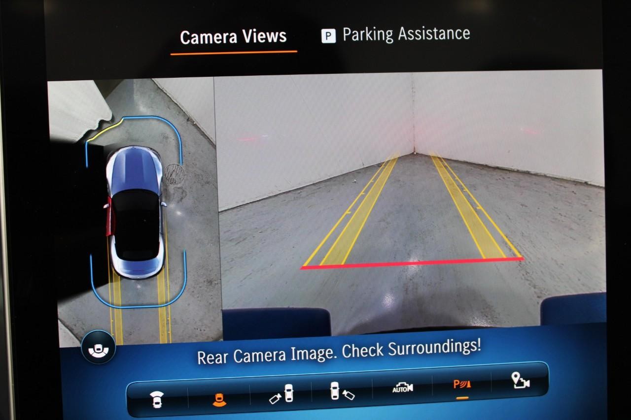 Mercedes-Benz SL Vehicle Full-screen Gallery Image 25