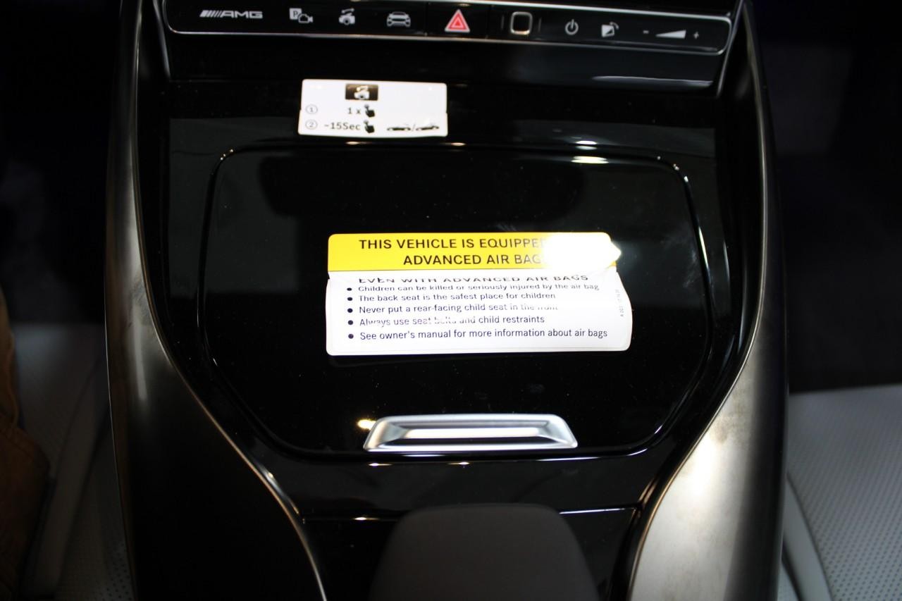 Mercedes-Benz SL Vehicle Full-screen Gallery Image 26