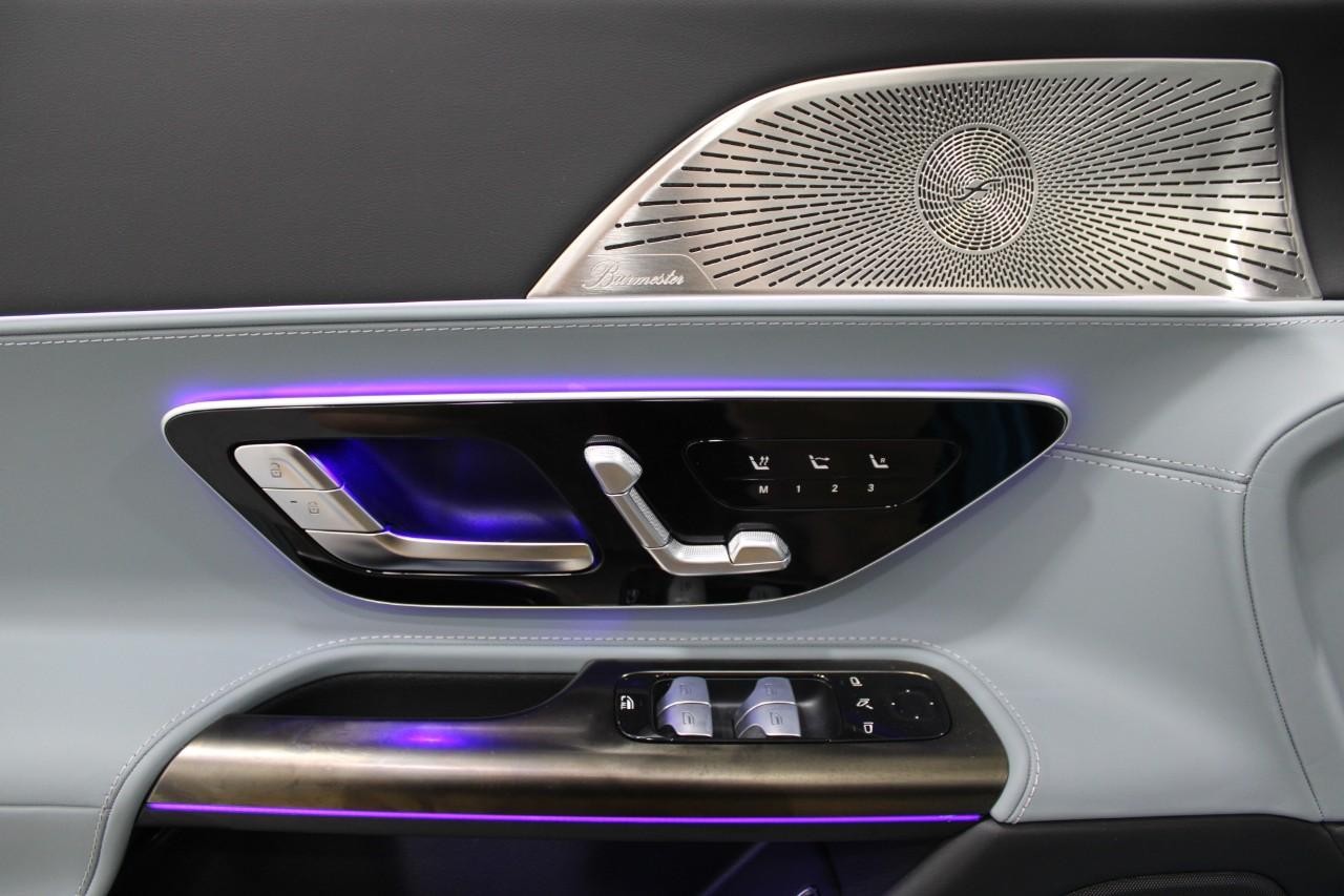 Mercedes-Benz SL Vehicle Full-screen Gallery Image 29