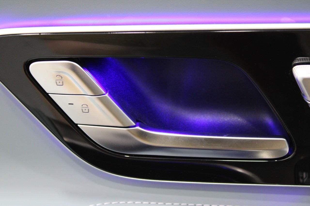 Mercedes-Benz SL Vehicle Full-screen Gallery Image 31