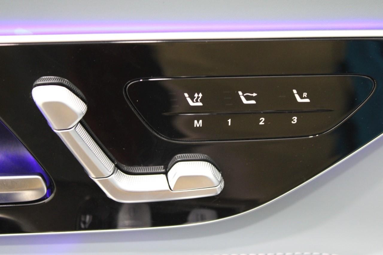 Mercedes-Benz SL Vehicle Full-screen Gallery Image 32