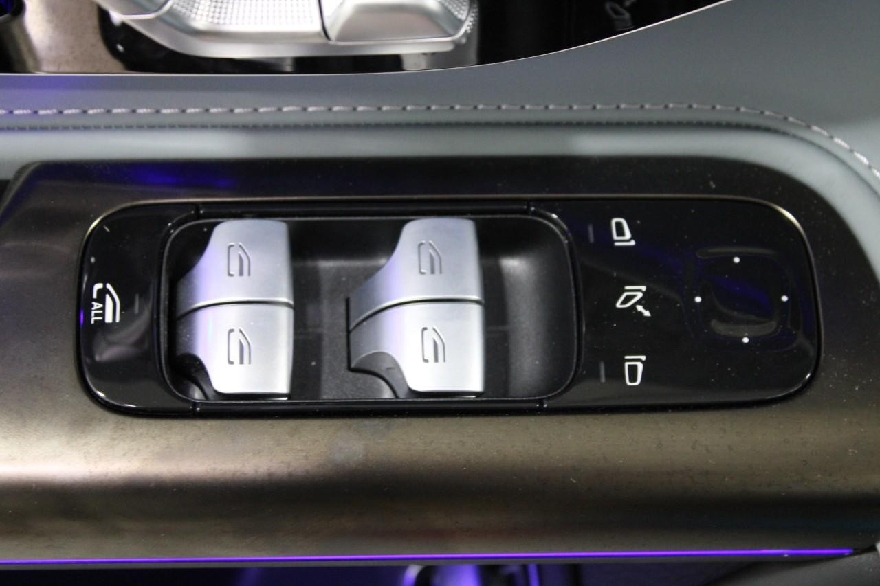 Mercedes-Benz SL Vehicle Full-screen Gallery Image 33