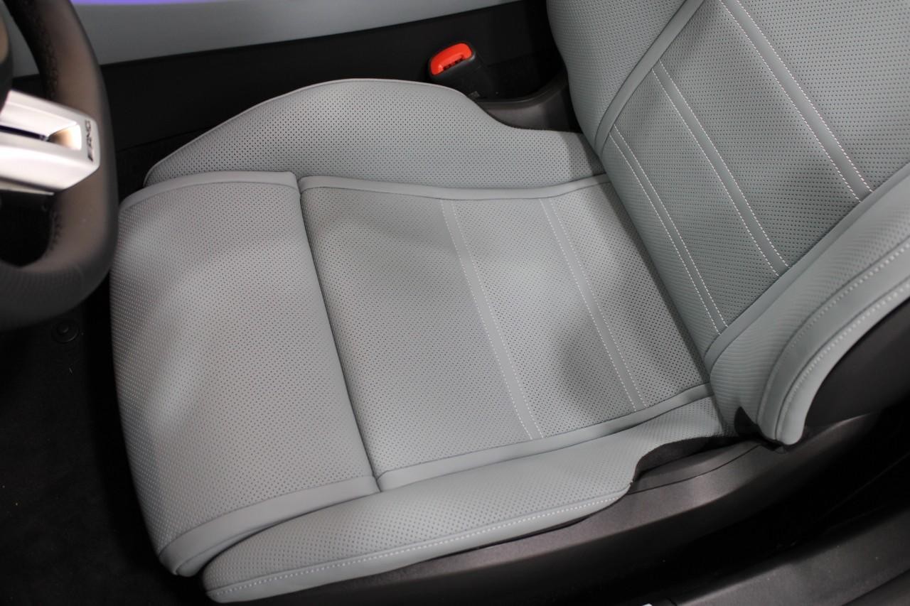 Mercedes-Benz SL Vehicle Full-screen Gallery Image 35