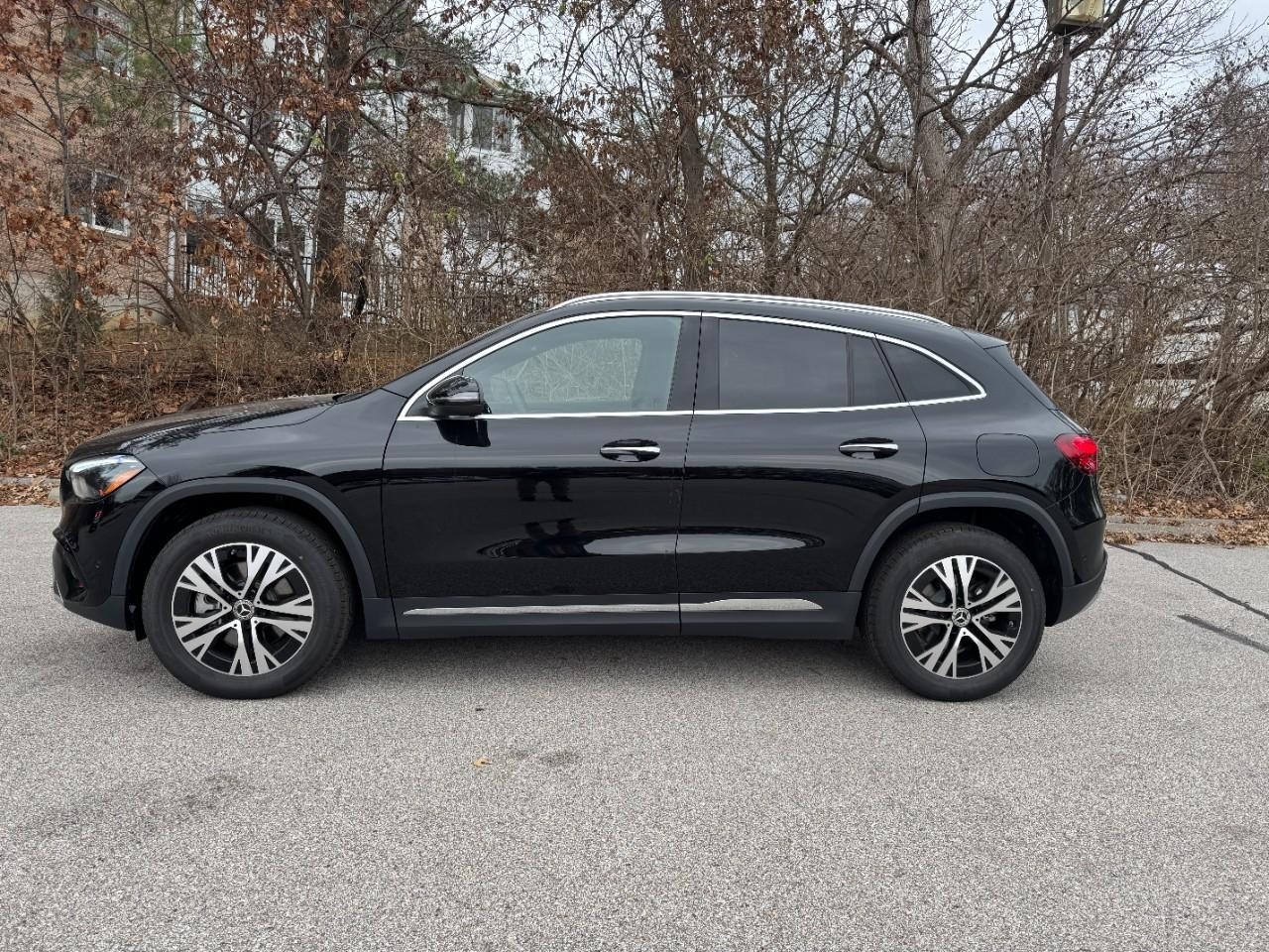 Mercedes-Benz GLA Vehicle Full-screen Gallery Image 2