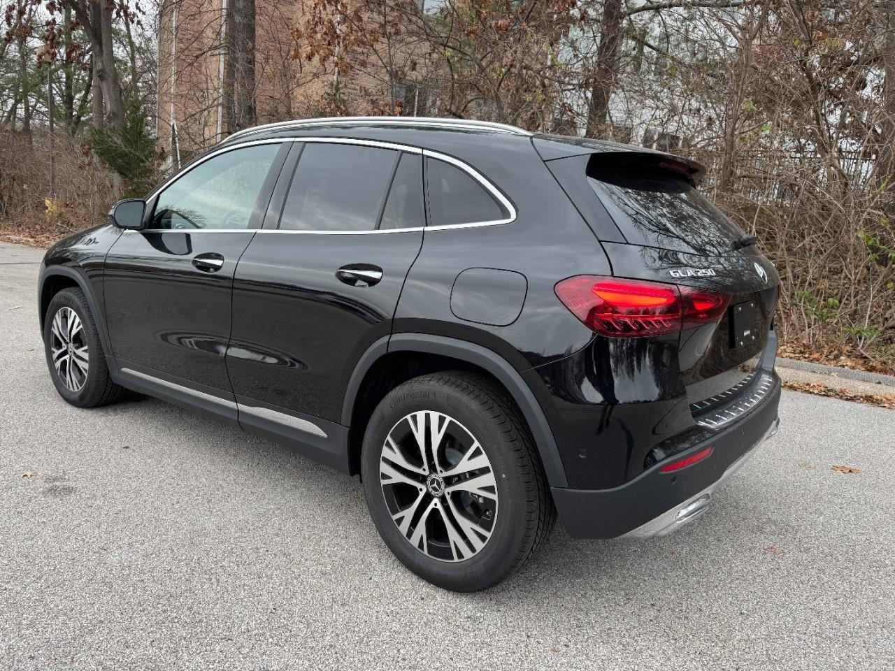 Mercedes-Benz GLA Vehicle Full-screen Gallery Image 3