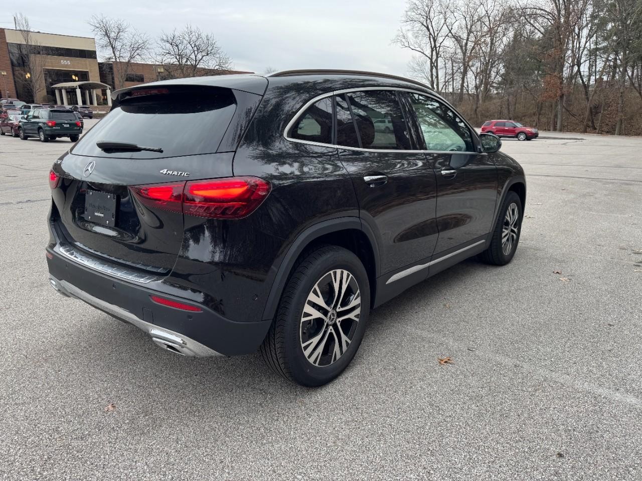 Mercedes-Benz GLA Vehicle Full-screen Gallery Image 4