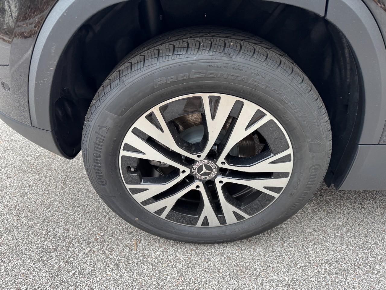 Mercedes-Benz GLA Vehicle Full-screen Gallery Image 5