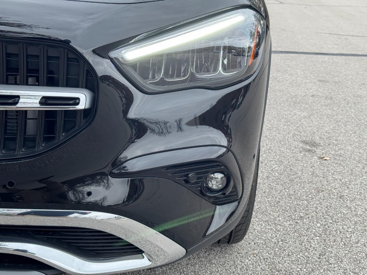 Mercedes-Benz GLA Vehicle Full-screen Gallery Image 9