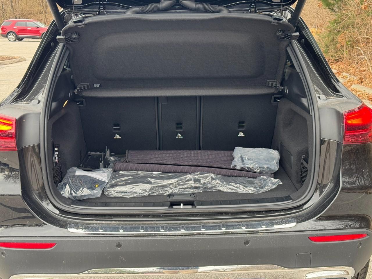 Mercedes-Benz GLA Vehicle Full-screen Gallery Image 10