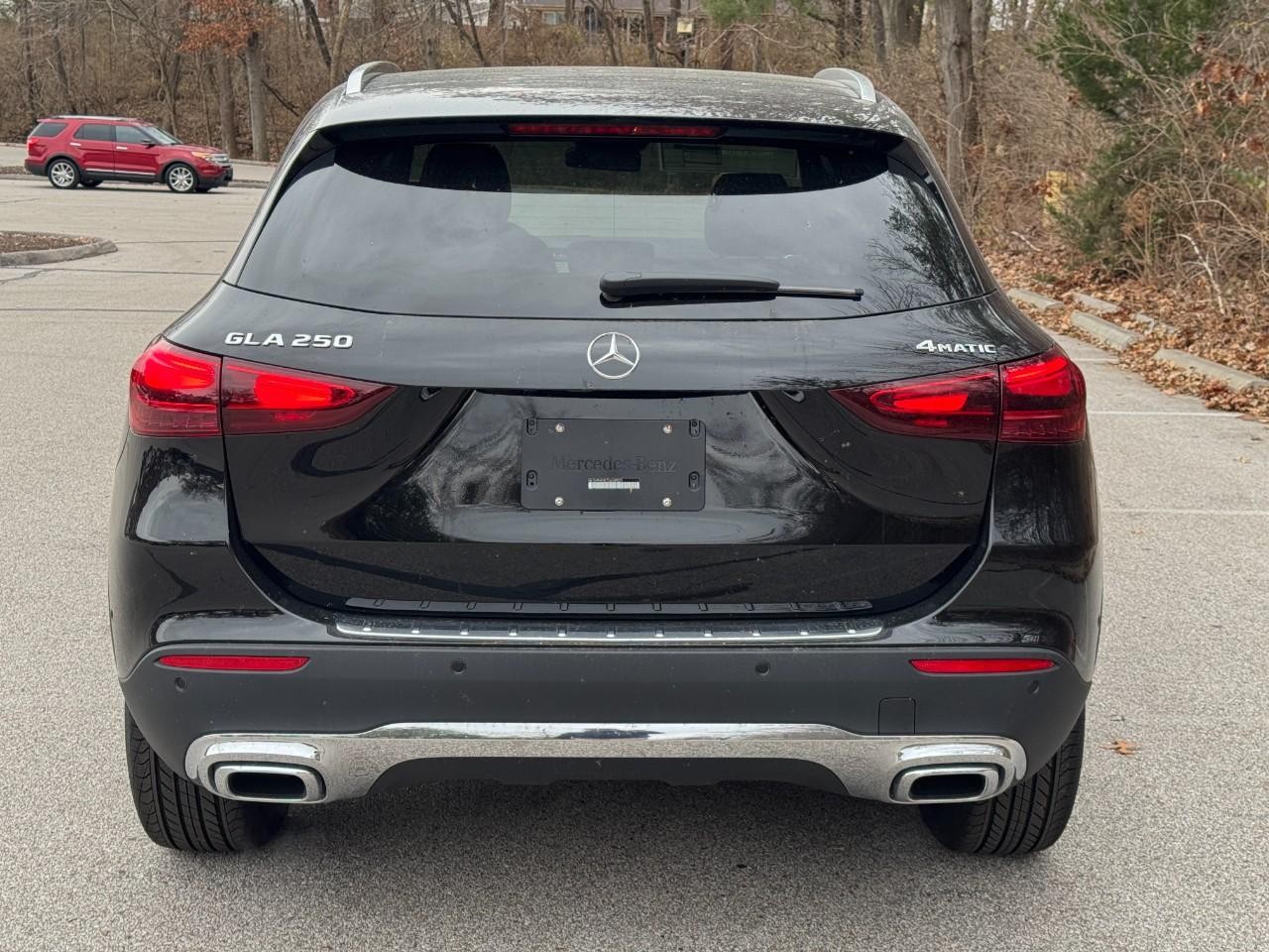 Mercedes-Benz GLA Vehicle Full-screen Gallery Image 11