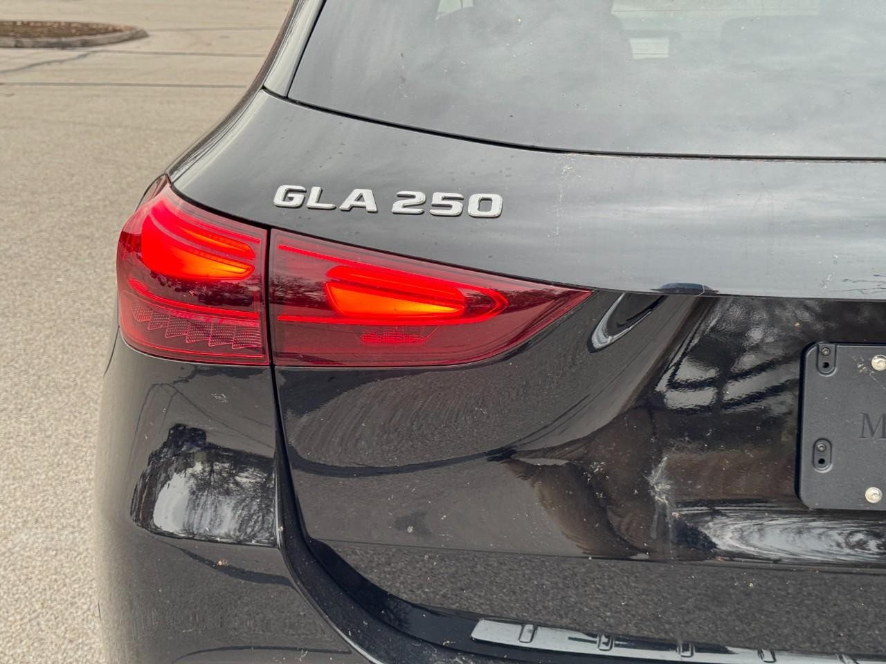 Mercedes-Benz GLA Vehicle Full-screen Gallery Image 12