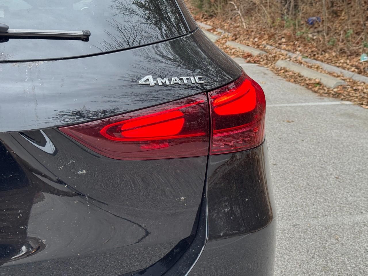 Mercedes-Benz GLA Vehicle Full-screen Gallery Image 13