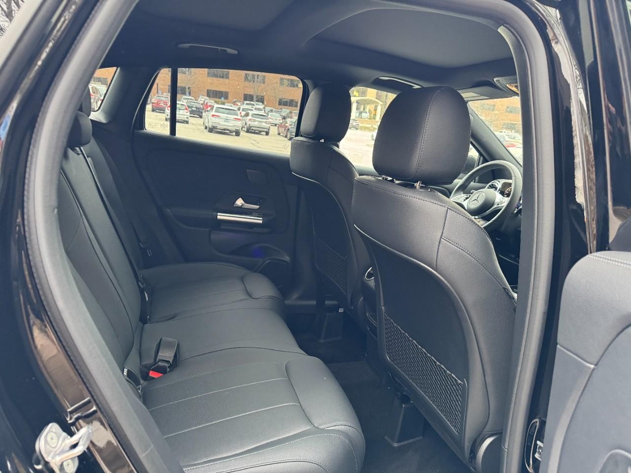 Mercedes-Benz GLA Vehicle Full-screen Gallery Image 14