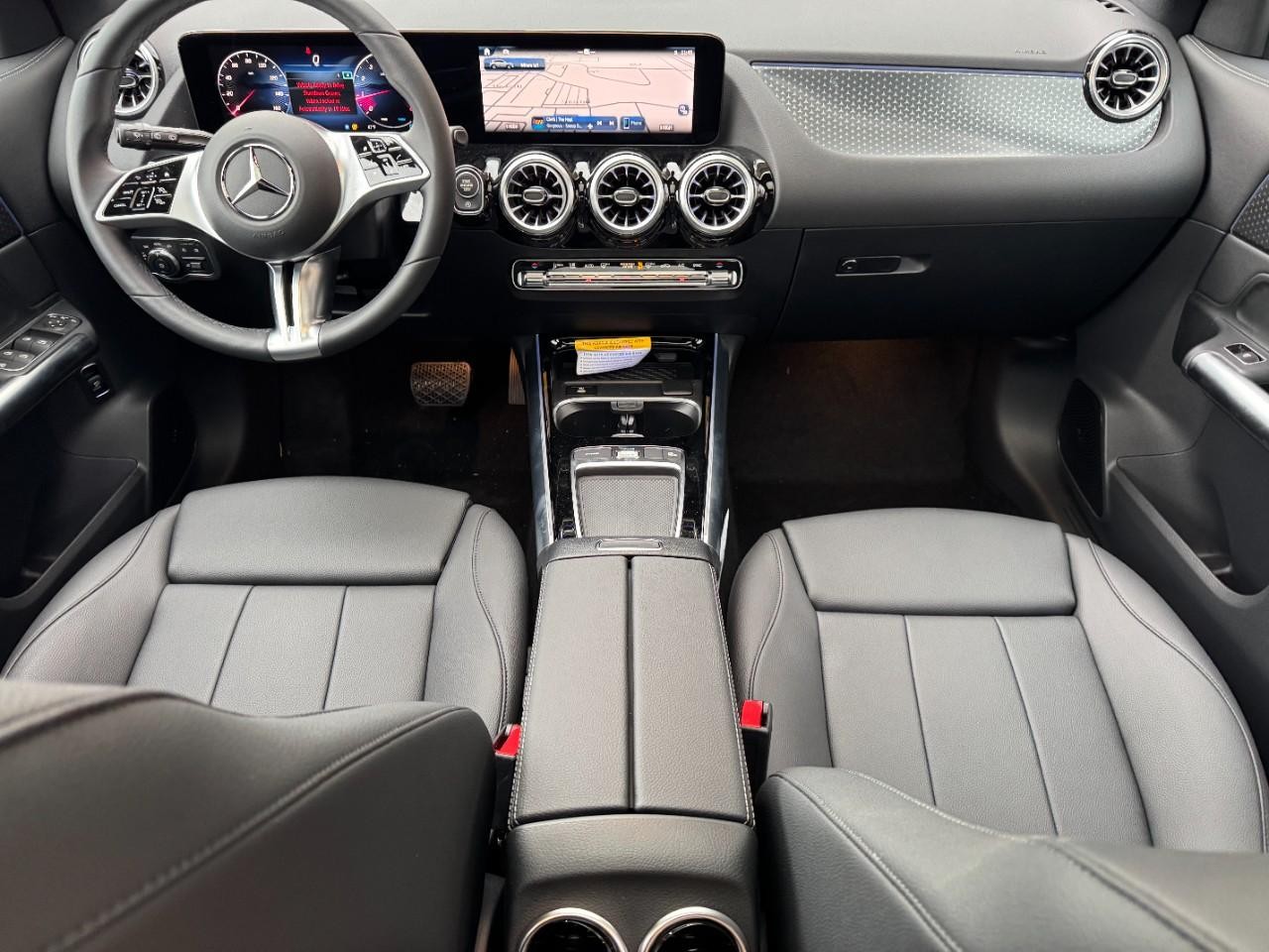 Mercedes-Benz GLA Vehicle Full-screen Gallery Image 15