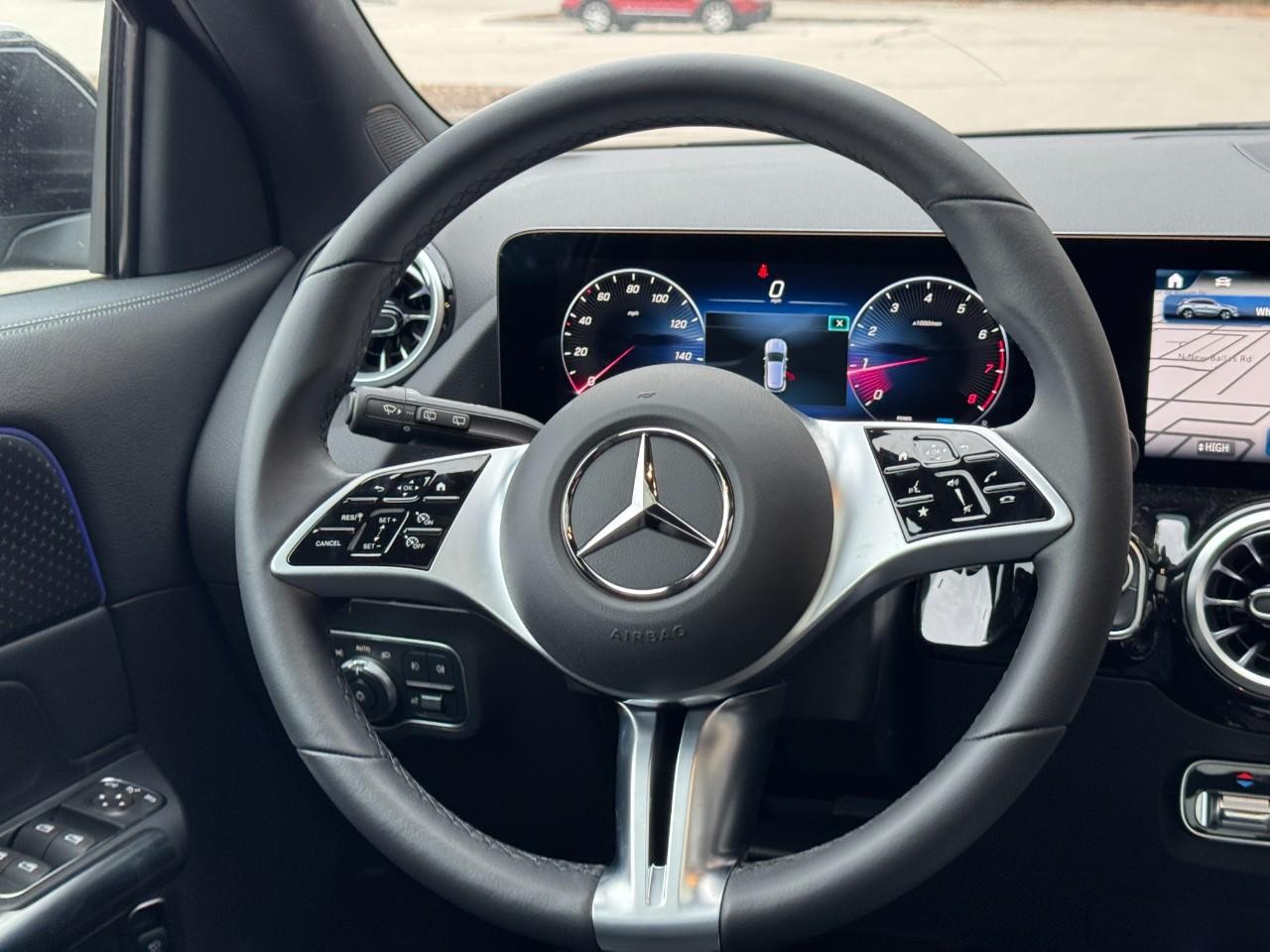 Mercedes-Benz GLA Vehicle Full-screen Gallery Image 16