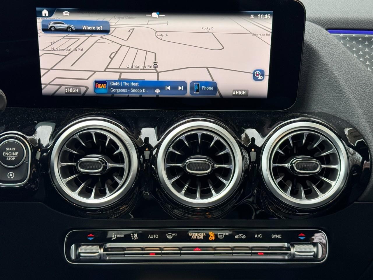 Mercedes-Benz GLA Vehicle Full-screen Gallery Image 17