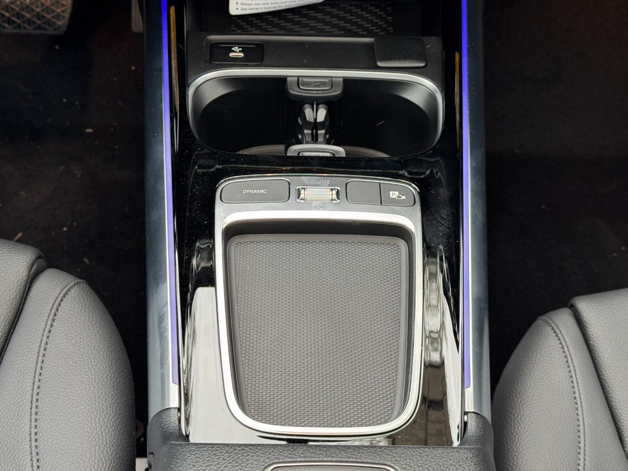 Mercedes-Benz GLA Vehicle Full-screen Gallery Image 18