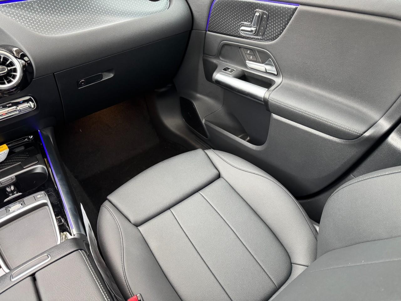 Mercedes-Benz GLA Vehicle Full-screen Gallery Image 19