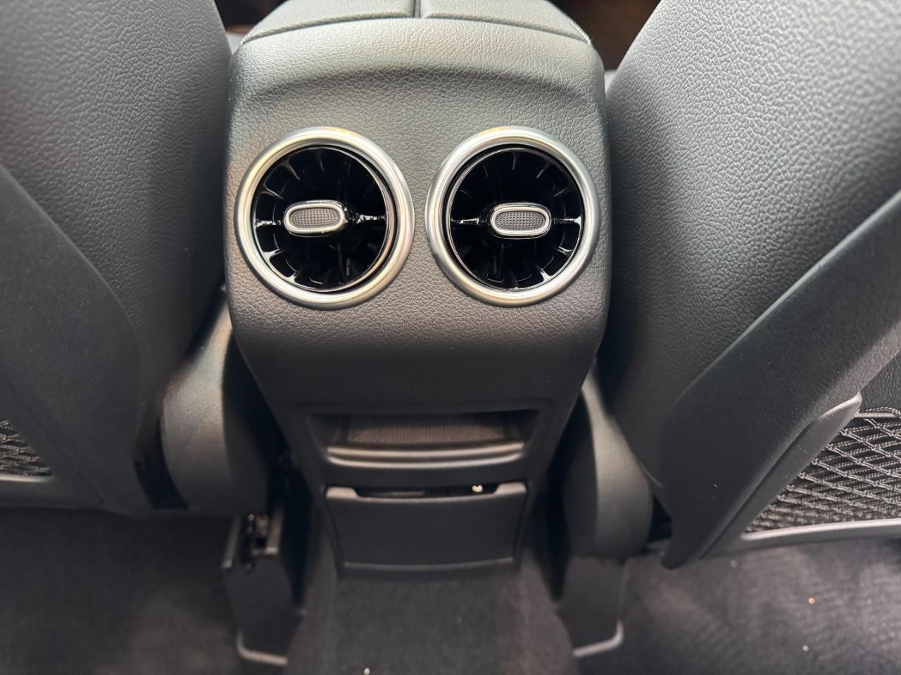 Mercedes-Benz GLA Vehicle Full-screen Gallery Image 20