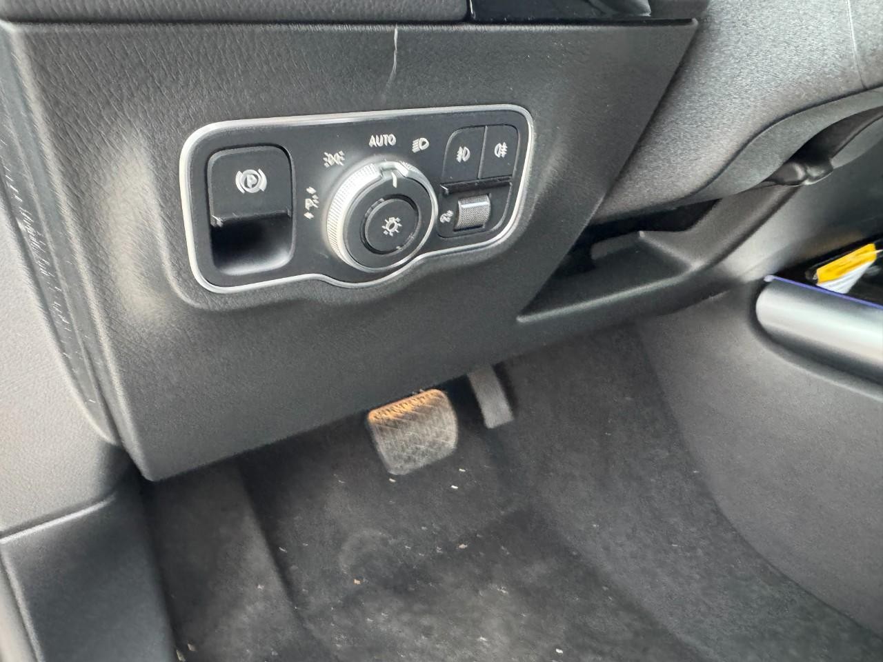 Mercedes-Benz GLA Vehicle Full-screen Gallery Image 21