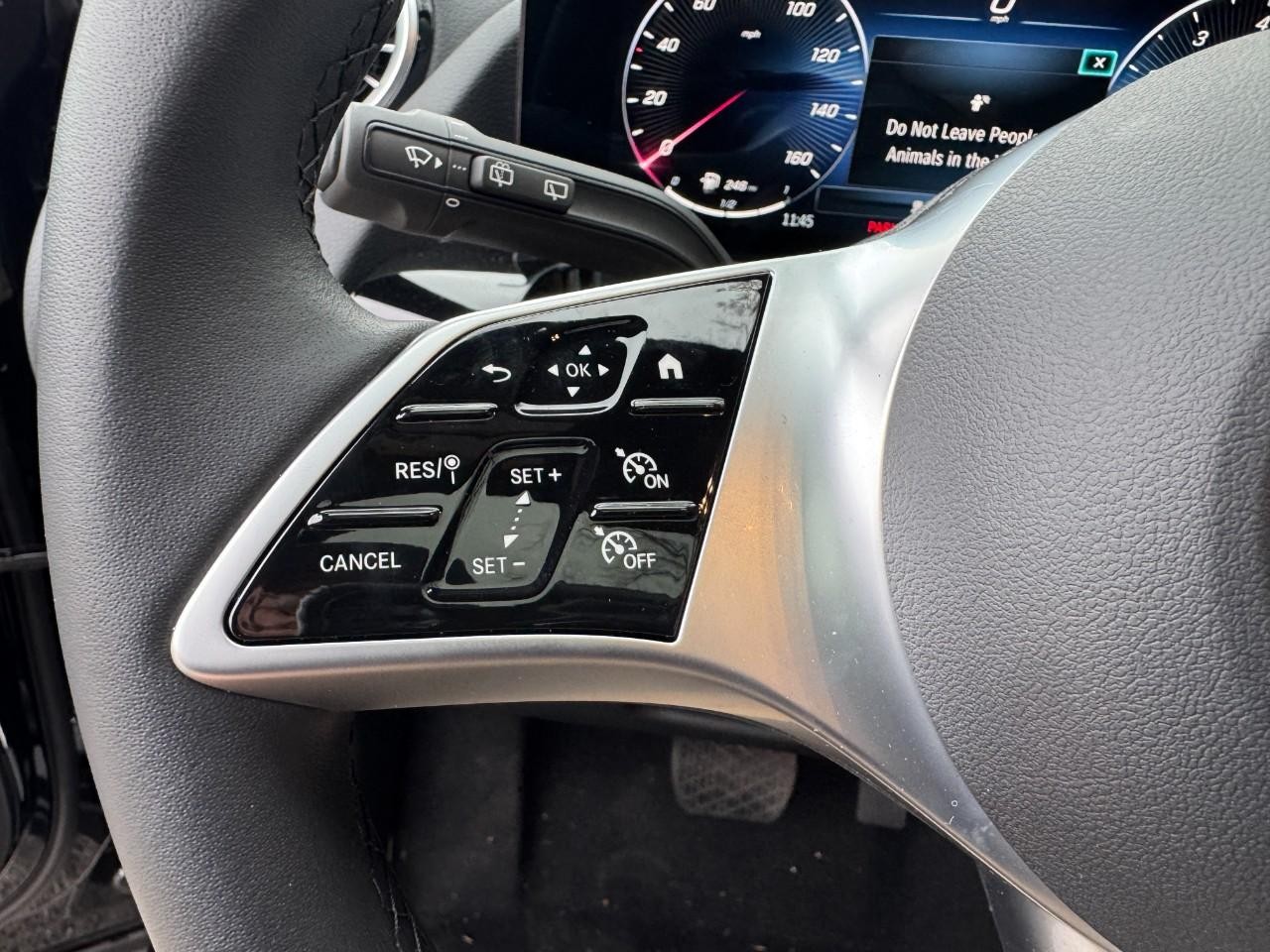 Mercedes-Benz GLA Vehicle Full-screen Gallery Image 22