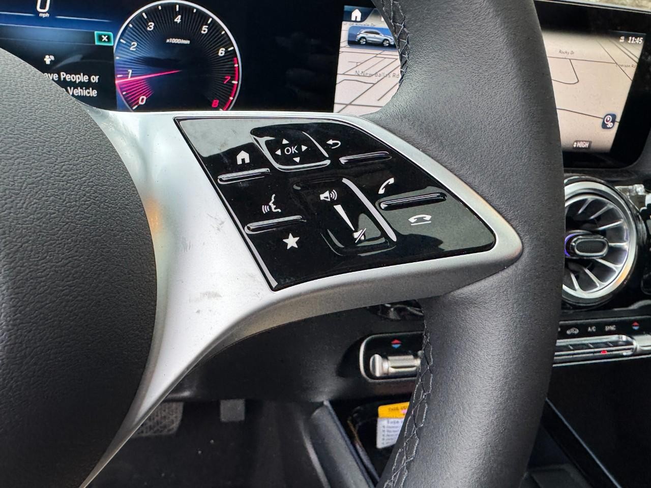 Mercedes-Benz GLA Vehicle Full-screen Gallery Image 23