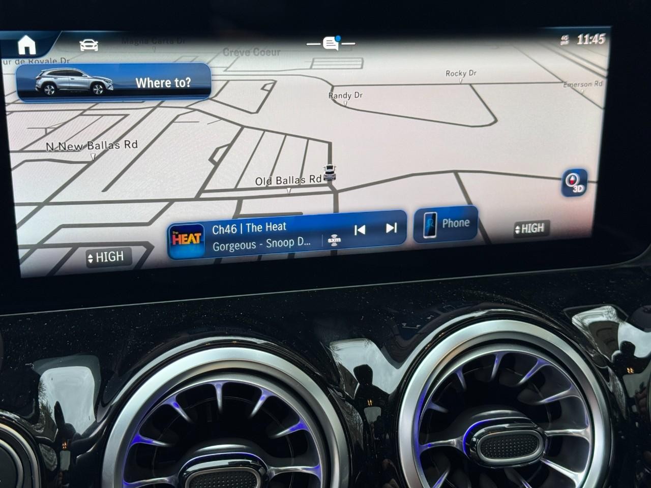 Mercedes-Benz GLA Vehicle Full-screen Gallery Image 25