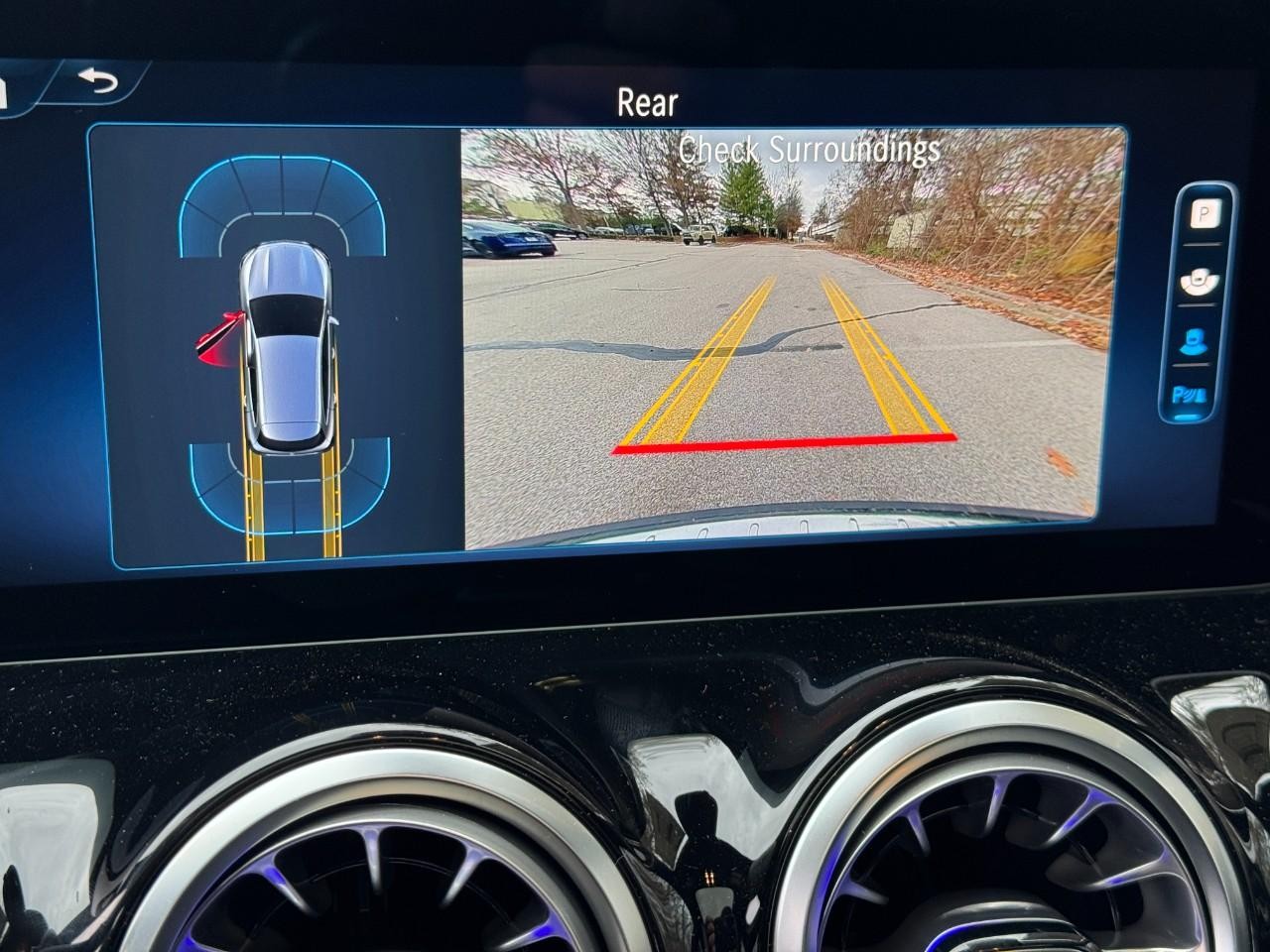 Mercedes-Benz GLA Vehicle Full-screen Gallery Image 26