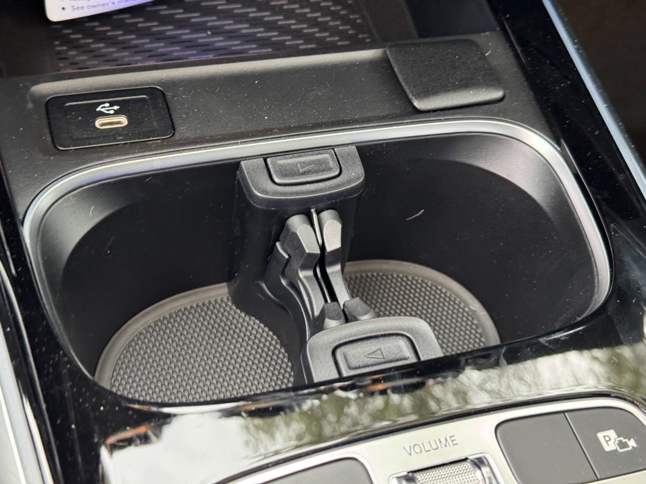 Mercedes-Benz GLA Vehicle Full-screen Gallery Image 27