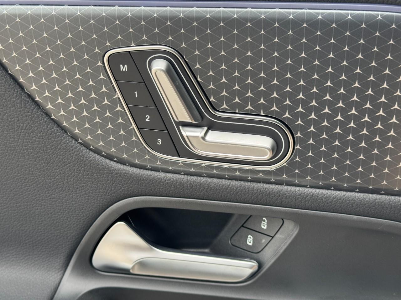 Mercedes-Benz GLA Vehicle Full-screen Gallery Image 28